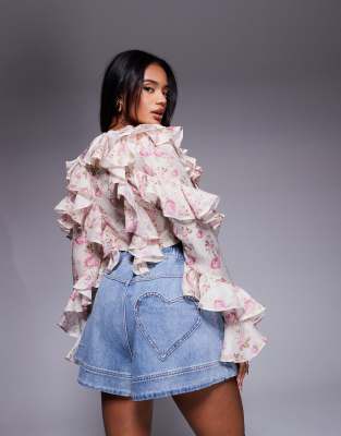 ASOS LUXE - Schwingende Shorts in verwaschenem Mittelblau mit hohem Bund und herzförmiger Tasche