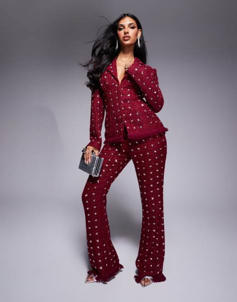 ASOS LUXE – Set aus verziertem Bouclé-Blazer und Schlaghose mit Kunstfedersaum in Beerenrot - view 1