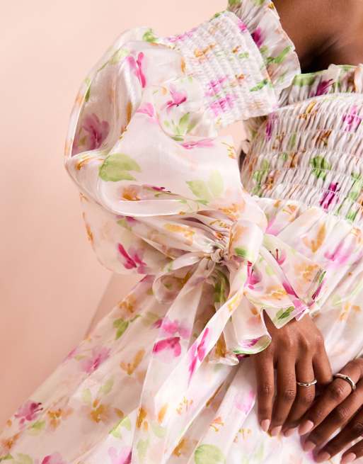 ASOS LUXE – Silvrig, blommig miniklänning i organza med rysch, ballongfåll och bara axlar, 2 av 4