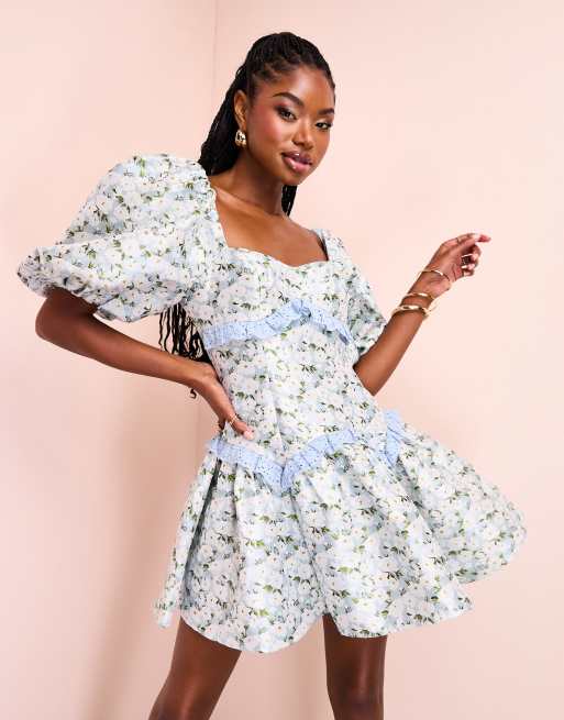 ASOS LUXE - Skater-minikjole med pufærmer, broderet kant og blåt blomstermønster i jacquard