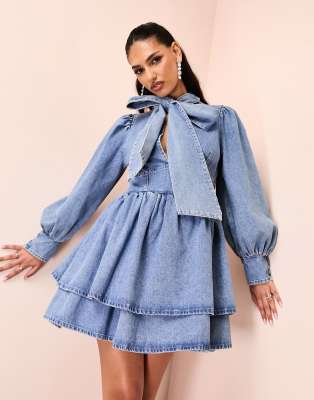 ASOS LUXE - Skater-Minikleid aus Denim in mittlerer Waschung mit Schleife-Blau