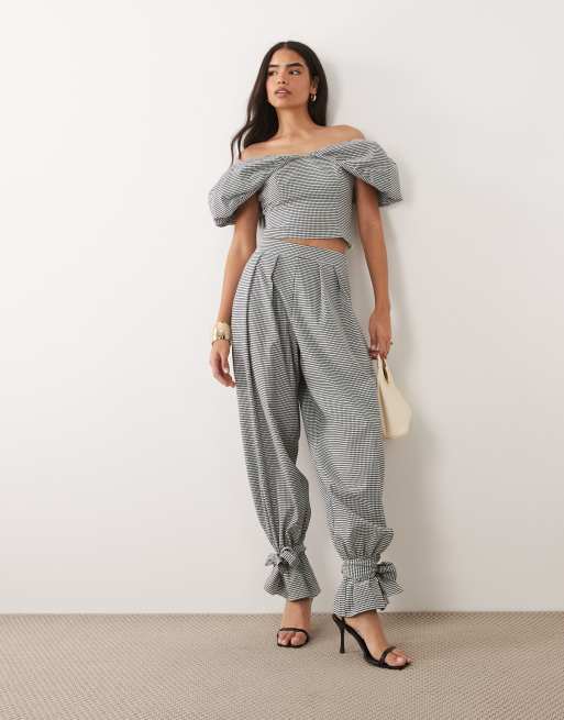 ASOS Luxe – Zestaw w kratkę vichy: spodnie z balonowymi nogawkami i top z odkrytymi ramionami i baskinką, 3 z 3