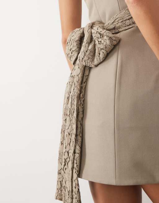 ASOS LUXE strukturerad bandeau-miniklänning i spets med knytdetalj i mocha, 3 av 4