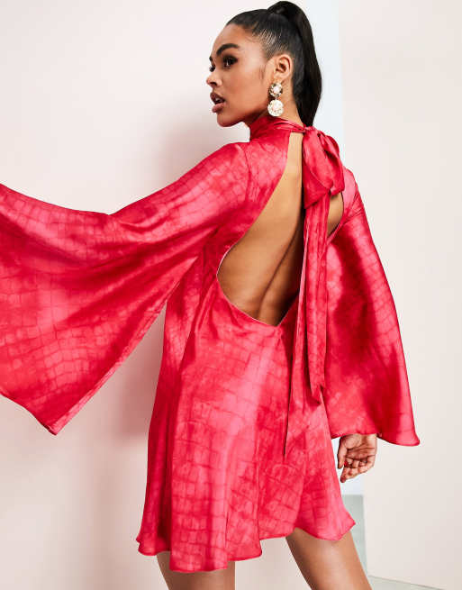 ASOS LUXE – Sukienka o fasonie z odkrytymi plecami i rozszerzanymi rękawami w różowy wężowy wzór