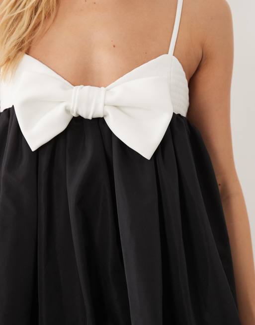 ASOS LUXE – Svartvit miniklänning med rosett framtill och kontrastfärgad ballongfåll, 3 av 4