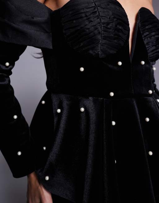 ASOS LUXE – Svartvit topp i sammet med bara axlar, pärldetaljer och hjärtformad ringning, del av set, 2 av 4