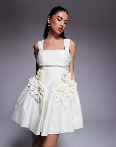 ASOS LUXE – Tailliertes Minikleid aus Baumwollsatin in Buttermilchgelb mit plissierter Brustpartie und Ansteckblumendetails - view 1
