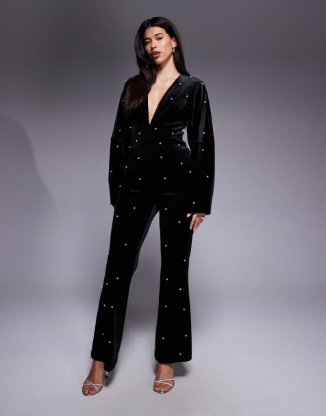ASOS LUXE – Tief ausgeschnittener Jumpsuit aus Samt in Schwarz mit Perlenverzierung - view 1