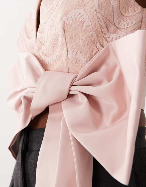 ASOS LUXE - Top corto rosa claro escotado con lazo de satén, 3 de 4