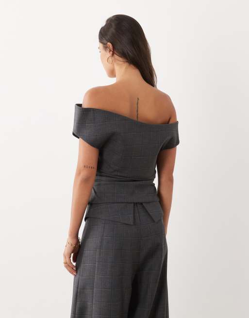ASOS LUXE - top de conjunto de sastre con hombros descubiertos en gris carbón, 4 de 4