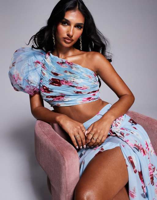 ASOS Luxe - Top monospalla con manica a campana in organza blu a fiori in coordinato