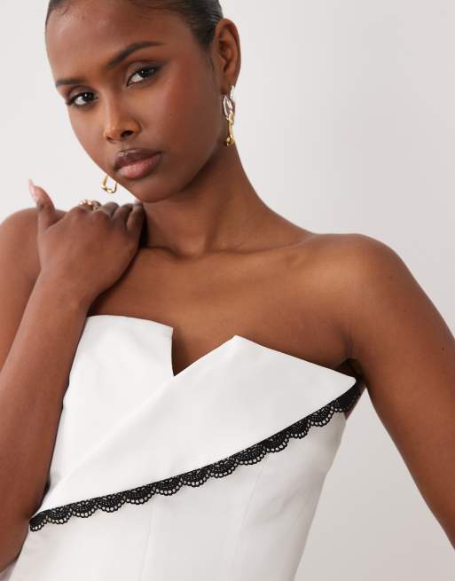 ASOS LUXE – Trägerloses Satin-Minikleid in Weiß mit farblich abgesetzter Verzierung, 3 von 4