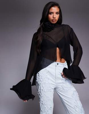 ASOS LUXE - Transparentes, hochgeschlossenes Oberteil in Schwarz mit Blumendetail
