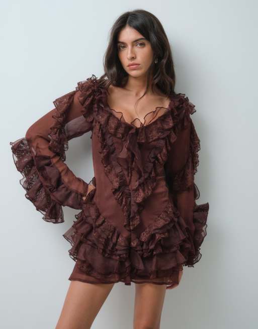 ASOS LUXE tuta corta in pizzo con maniche lunghe e volant color cioccolato, 1 di 5