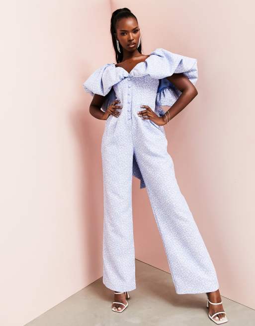 ASOS Luxe - Tuta jumpsuit a fondo ampio blu a fiorellini jacquard con scollo Bardot, 3 di 4