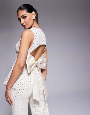 ASOS LUXE - Verzierte Bouclé-Weste in Cremeweiß mit Rückenschleife, Kombiteil