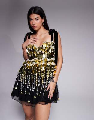 ASOS LUXE - Verziertes Babydoll-Minikleid mit Pailletten und Perlen in Schwarz und Goldoptik