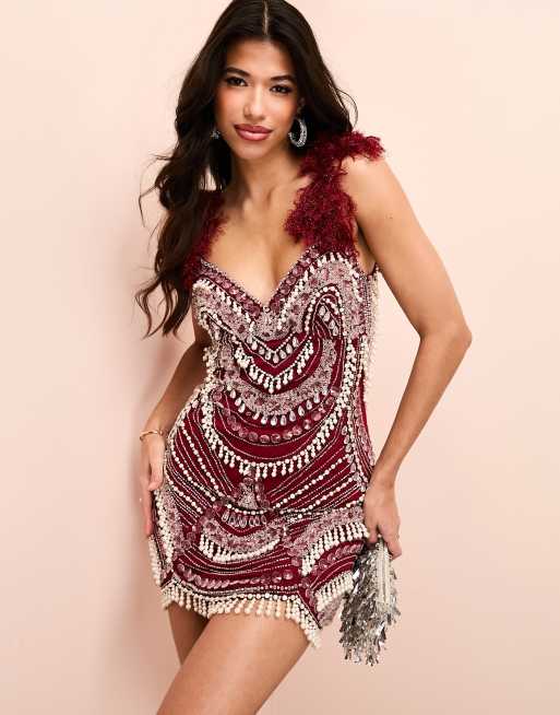 ASOS LUXE - Vestito corto bordeaux decorato con perle sintetiche e spalline con piume sintetiche