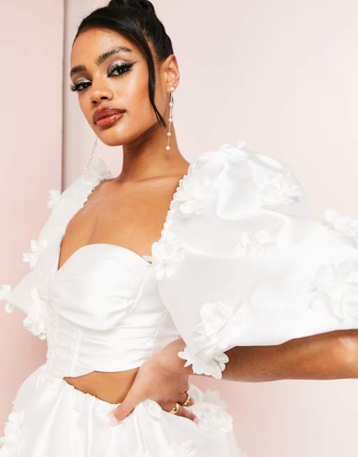 ASOS LUXE Vestito corto stile corsetto bianco con fiori 3D scollo a cuore e maniche a sbuffo ASOS