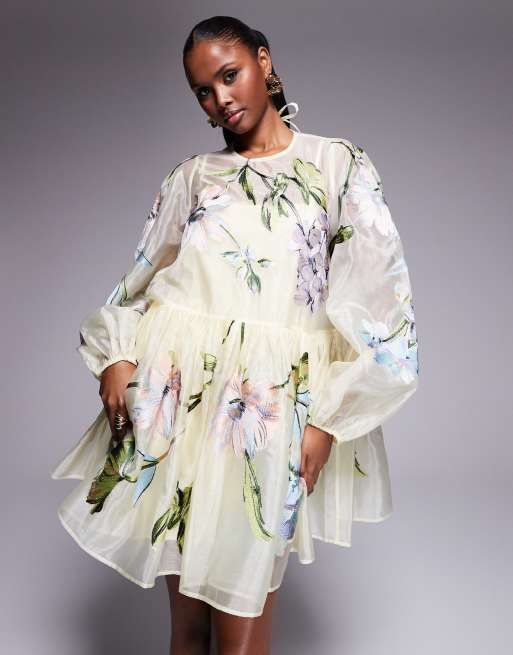 ASOS Luxe - Vestito grembiule corto oversize in organza color latticello con fiori ricamati