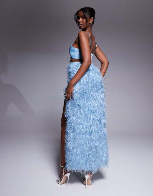 ASOS LUXE - Vestito lungo in raso blu ghiaccio con bustino incrociato e piume sintetiche, 2 di 4