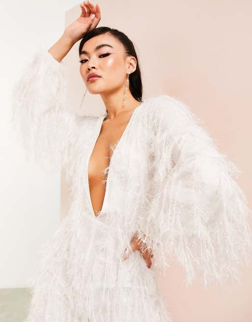 ASOS LUXE – Vit jumpsuit med djup urringning och fuskfjädrar, 3 av 4