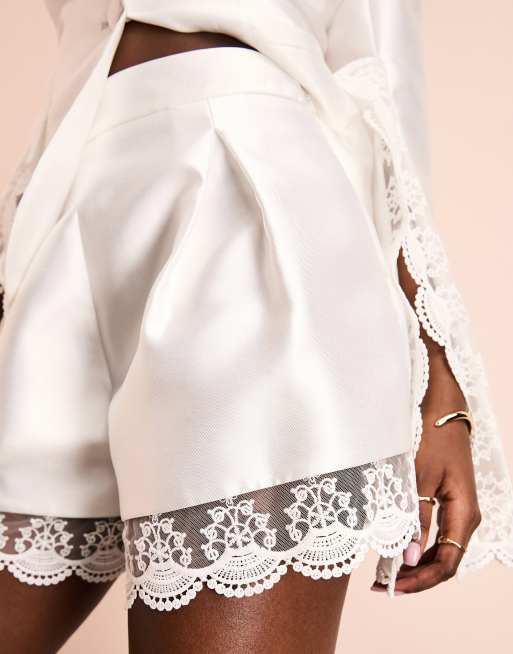 ASOS LUXE – Vita, figursydda shorts med spetsdetaljer, 3 av 5