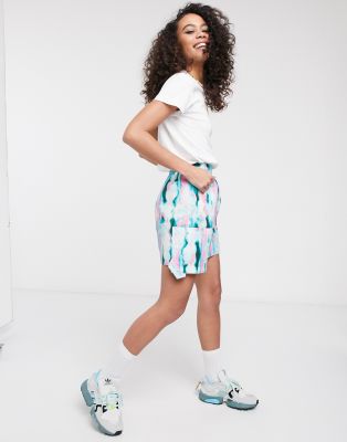 asos made in -  KENYA – Minirock mit Batikmuster und Utility-Tasche-Grün