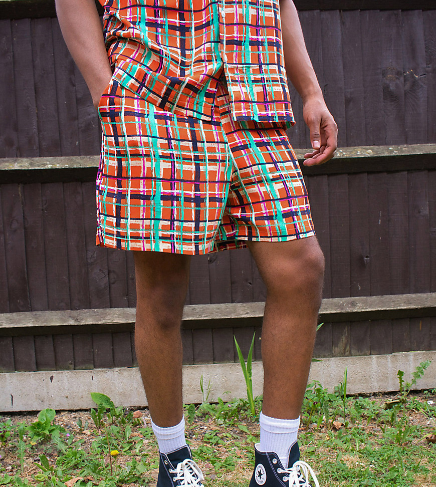 ASOS MADE IN KENYA – Rutiga shorts, del av set-Röd