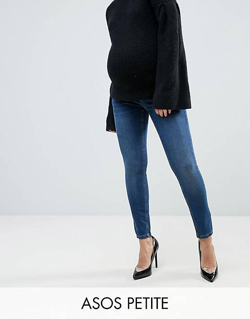 ASOS Maternity PETITE – Ridley – Enge Jeans mit Taillenbund über dem Bauch in mittlerer Waschung