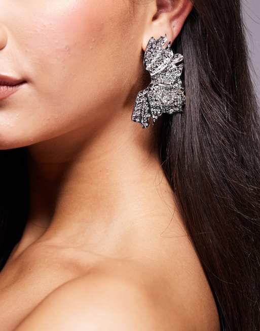 ASOS - Orecchini a bottone color argento a forma di petalo tempestato di cristalli