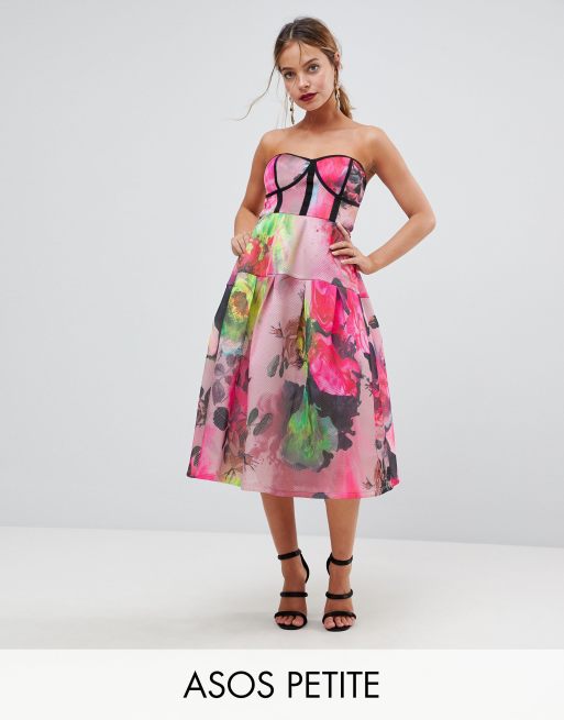 ASOS PETITE - Midilång blommig balklänning i bandeaumodell och mesh