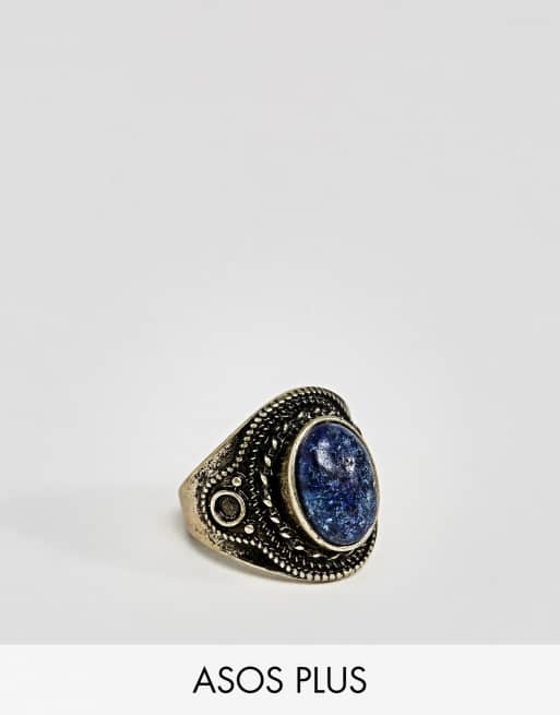 ASOS - PLUS - Ring in gepolijste goudkleur en met marineblauwe steen