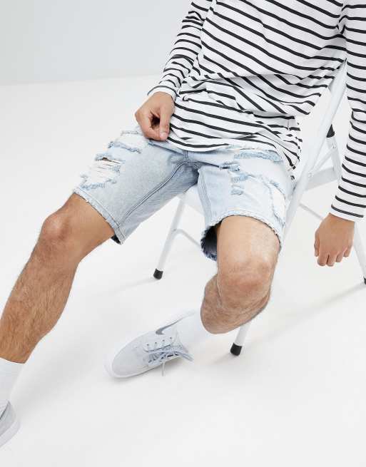 ASOS – Schmale Jeansshorts in heller Waschung mit starken Rissen, 3 von 4