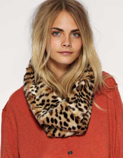 ASOS – Short Fantasy – Leopardmönstrad snood i fuskpäls