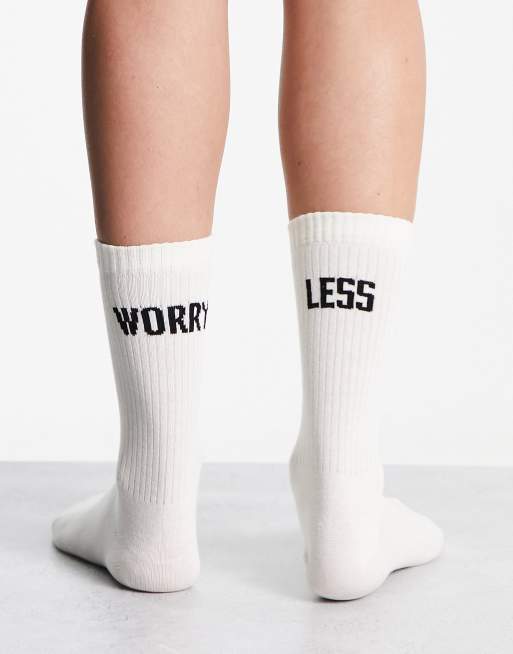 ASOS – Skarpetki w kolorze złamanej bieli z napisem „Worry Less” 