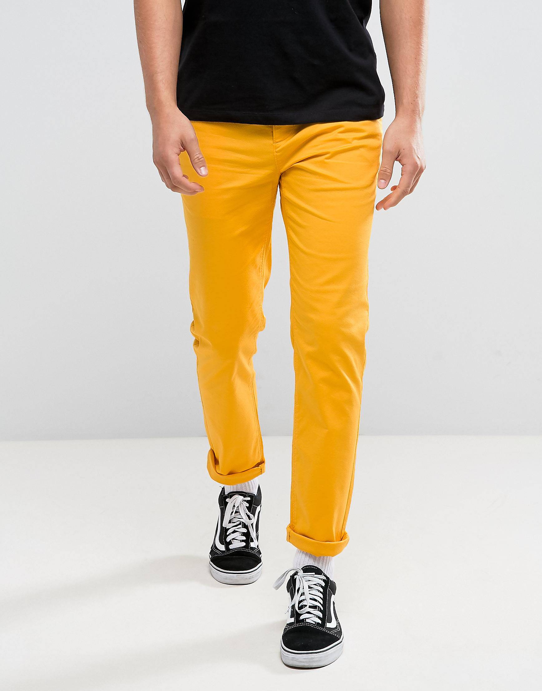 Желтые штаны мужские. Желтые брюки мужские. Жёлтые джинсы мужские. Желтые чиносы мужские.