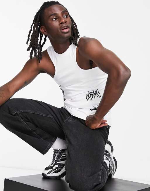ASOS – Unrvlld Spply – Eng geschnittenes Trägershirt in Weiß mit mehreren markanten Logoprints