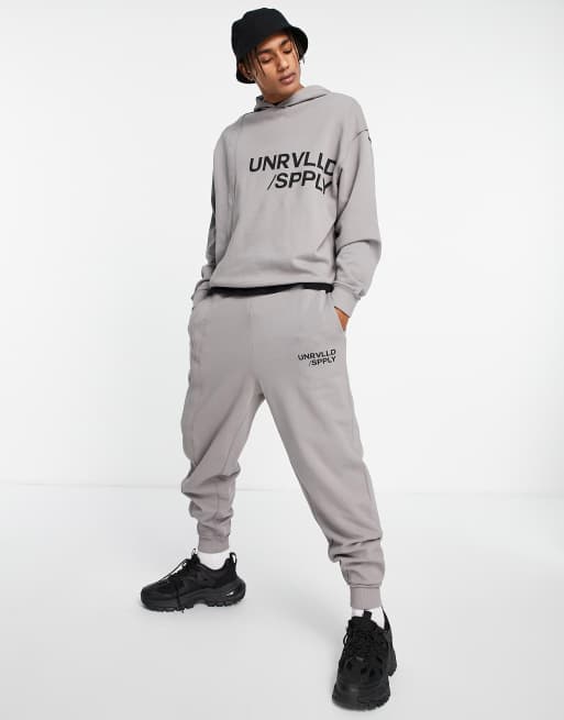 ASOS – Unrvlld Spply – Grå mjukisbyxor i oversize med logga och dekorativa sömmar