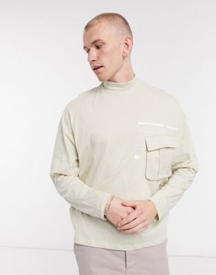 ASOS – Unrvlld Spply – Langärmliges Oversize-Shirt mit Utility-Tasche und Rollkragen-Neutral