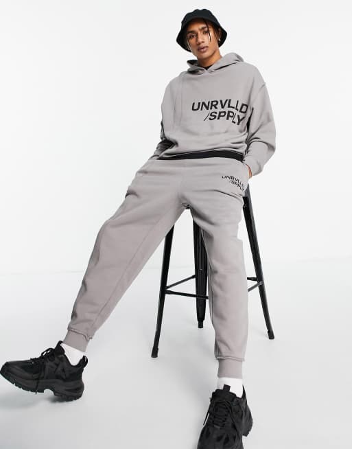 ASOS – Unrvlld Spply – Oversize-Kapuzenpullover in Grau mit Logoprint und sichtbaren Ziernähten