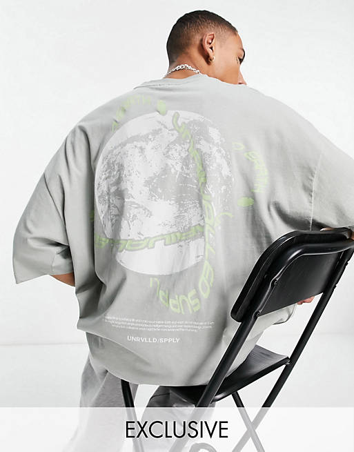 ASOS Unrvlld Spply - Oversized T-shirt met aardeprint op de achterkant in grijs