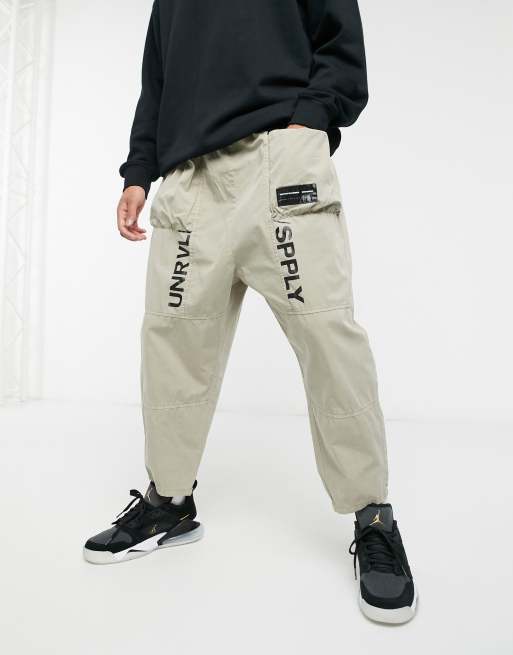 ASOS - Unrvlld Spply - Pantalon à entrejambe bas - Beige