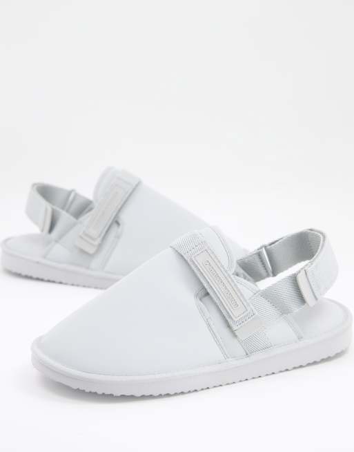 ASOS Unrvlld Spply - Pantofole tecniche grigio ghiaccio con cinturino sul retro
