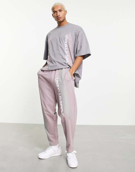 ASOS Unrvlld Spply - Ruimvallende joggingbroek met logoprint in paars