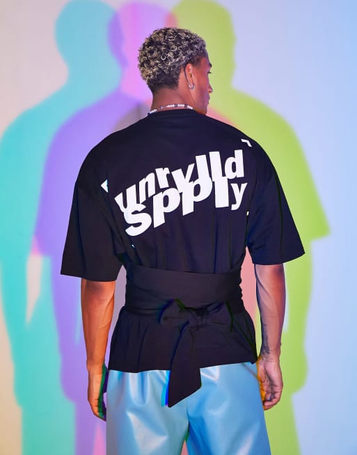 ASOS Unrvlld Spply - Sort ekstremt oversized T-shirt med logoprint og bindebånd i taljen