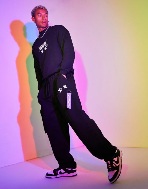 ASOS Unrvlld Spply – Svart oversized mjukisbyxor med ficka och smala band