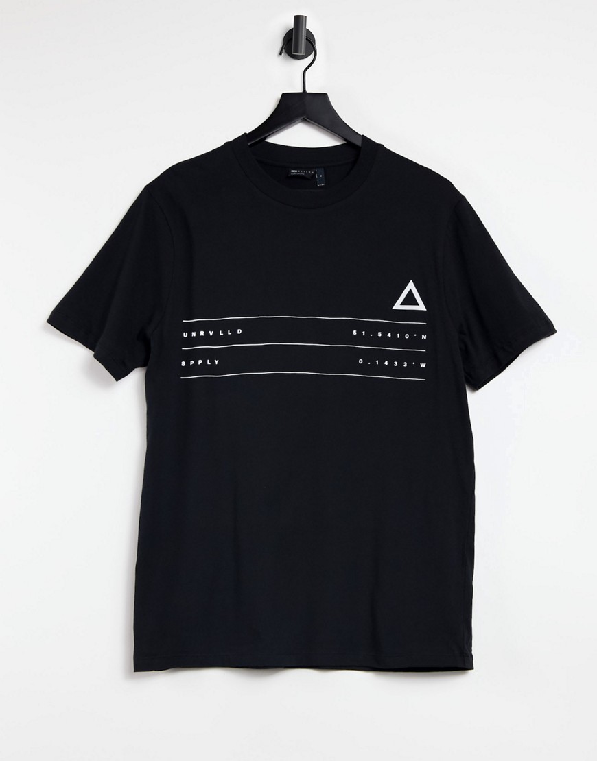 ASOS Unrvlld Spply – Svart t-shirt med märkestryck
