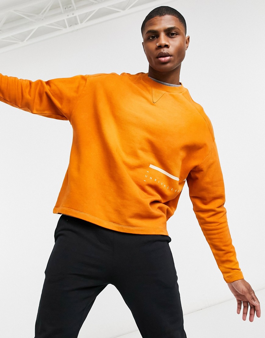ASOS Unrvlld Spply – Sweatshirt i oversize modell med tryck runt om-Brun
