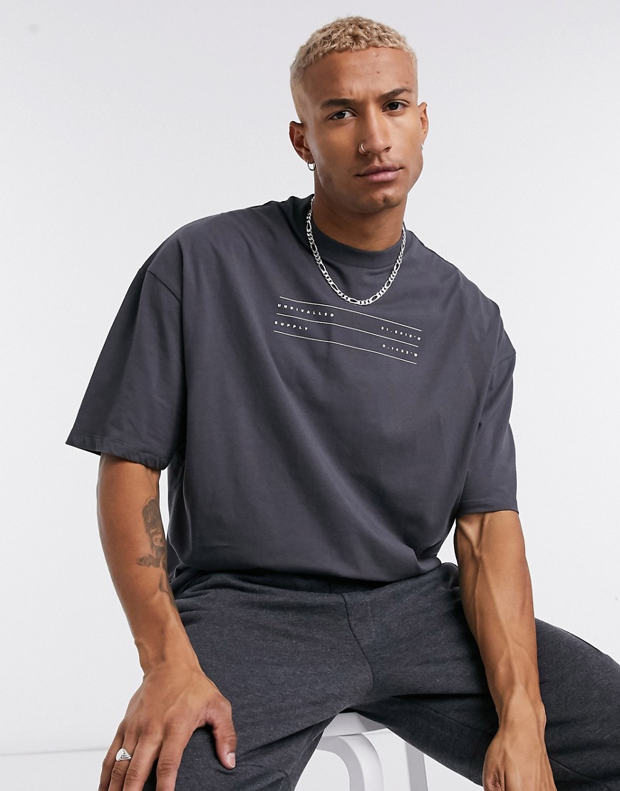 ASOS – Unrvlld Supply – Svart t-shirt i oversize med Unrvlld Supply-logga-Grå